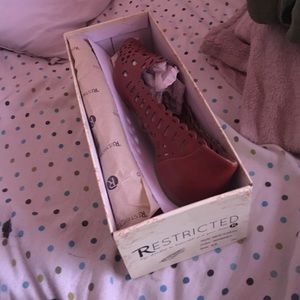 Restricted shoes- NEW EARTH WHISKEY COLOR SIZE 8.5
