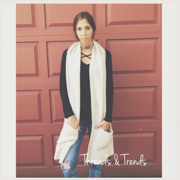 Pocketed Knit Scarf - Picture 4 of 4