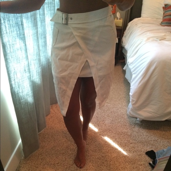 Flattering JOA white skirt