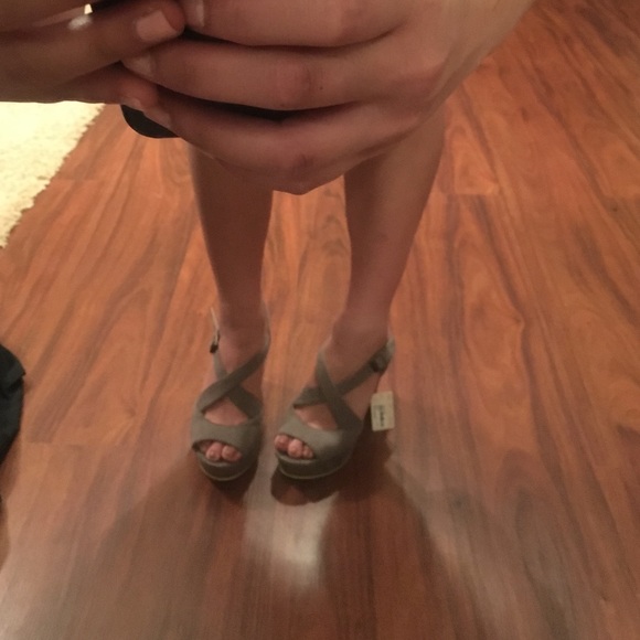 Suede grey heels with a yellow lining - Picture 2 of 4