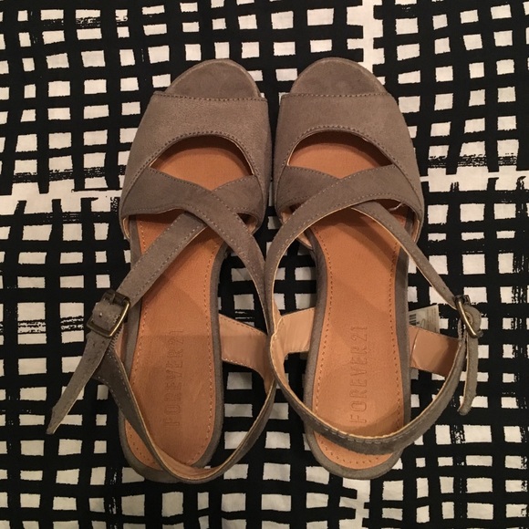 Suede grey heels with a yellow lining - Picture 3 of 4