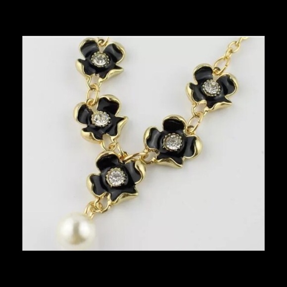 BETSEY JOHNSON Necklace -Black & Gold Flower - Picture 2 of 3