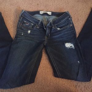 Distressed dark wash Hollister skinny jeans!!