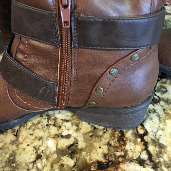 Brown riding boots. - Picture 2 of 3