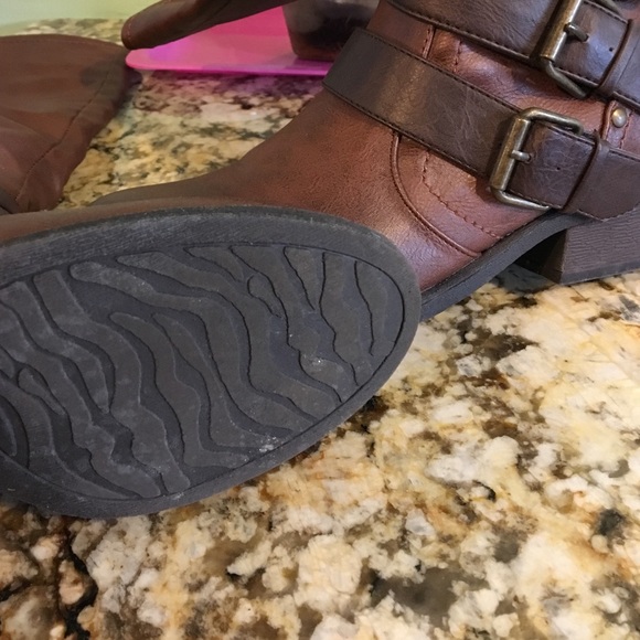 Brown riding boots. - Picture 3 of 3