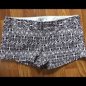 American Eagle black/white print shorts sz 4
