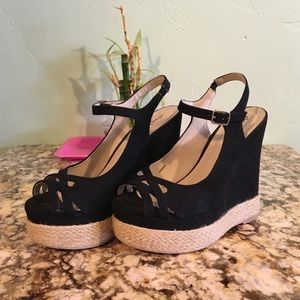 Black wedges