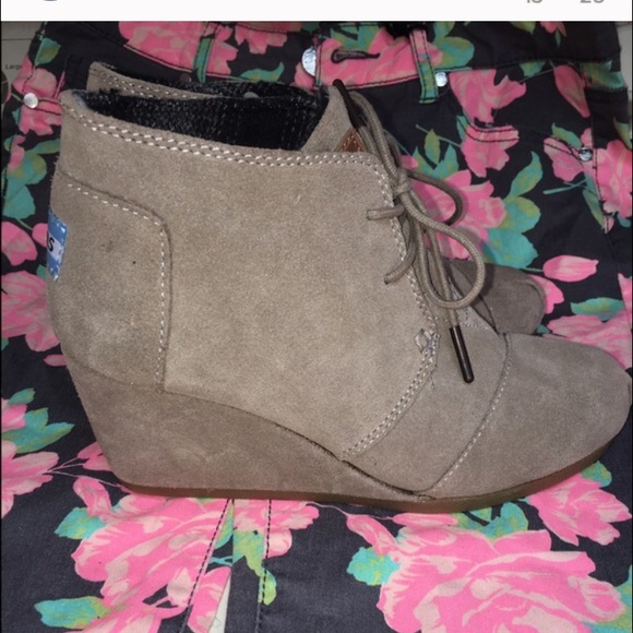 Tom's Suede wedges