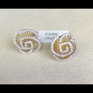 Sterling silver with CZ stones Flower earrings 😍