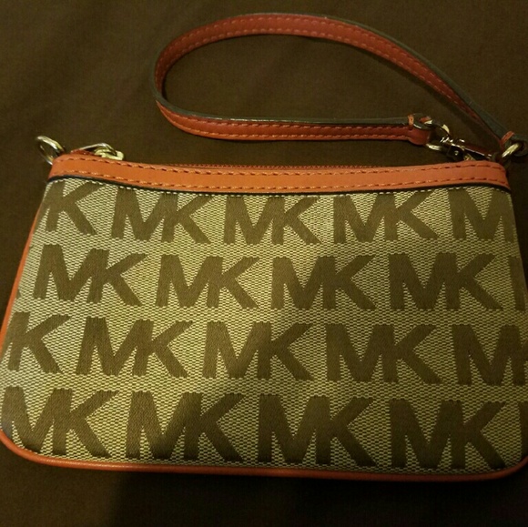 SOLD.Michael Kors wristlet