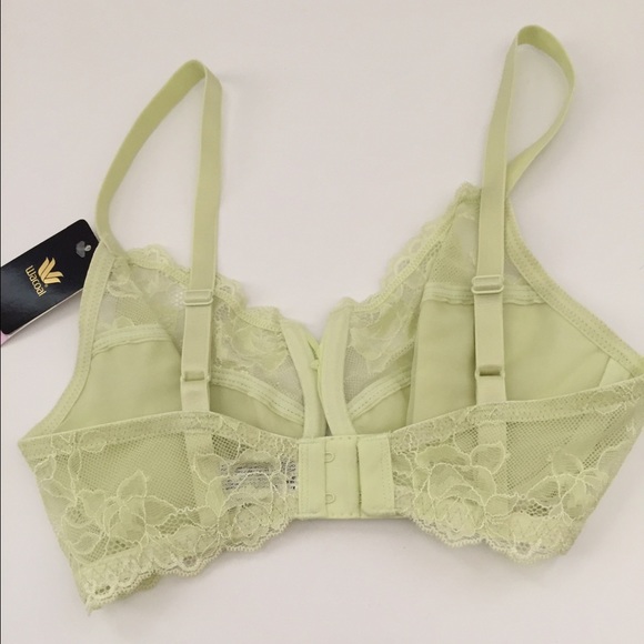 Wacoal Wacoal Seasonal Fashion Underwire Bra sz 32D from Im a breast