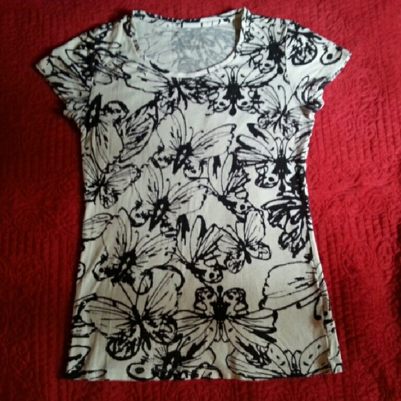 Very cute Daisy Fuentes ladies small top.
