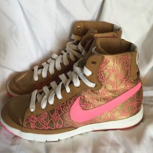 NIKE Women's Sneaker, Size 6