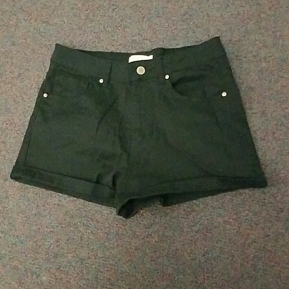 BLACK DENIM SHORT SHORTS