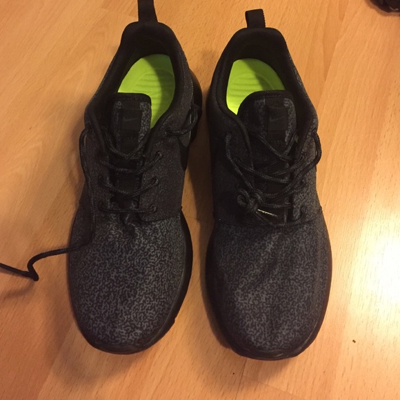NWOT Nike Roshe Sneakers Black Size 6