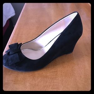 Jessica Simpson black wedges