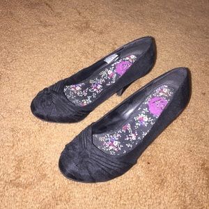 Round toe black heels