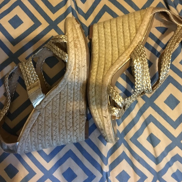 Beautiful limelight zipper back gold sandals - Picture 2 of 3