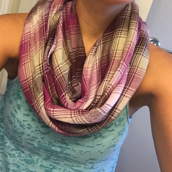 Purple plaid scarf - Picture 3 of 3