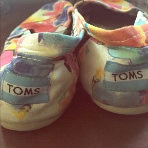 Floral TOMS