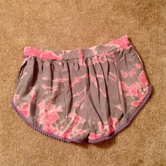 Loose Floral Shorts - Picture 2 of 2