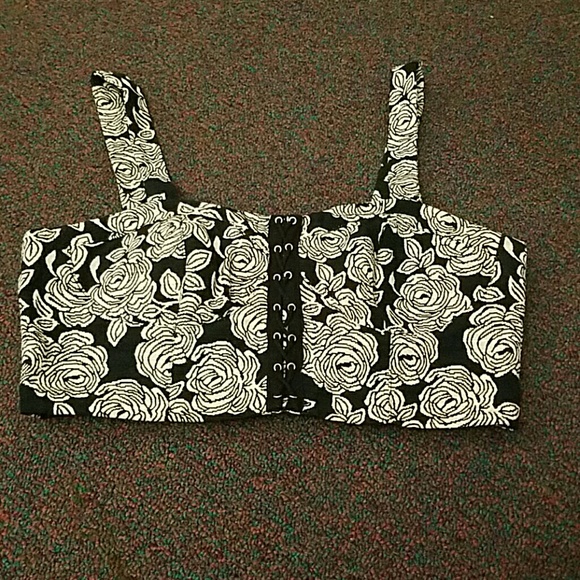 BLACK CROP TOP WITH WHITE FLOWERS