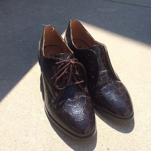 Glossy Crocodile-Patterned heeled oxfords