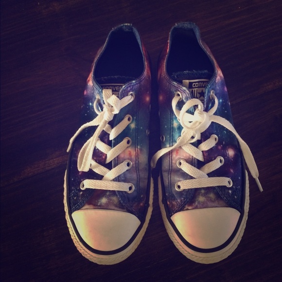 Converse Galaxy Shoes 💁🏻accepting offers 😘