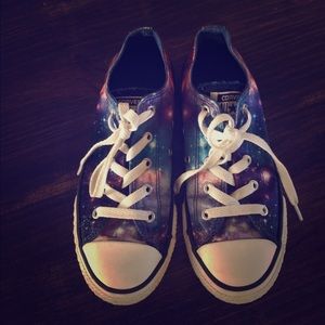 Converse Galaxy Shoes 💁🏻accepting offers 😘