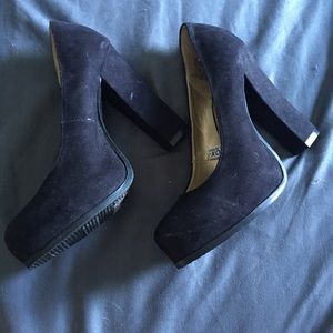 🚫SOLD🚫 Black pump heels size 5