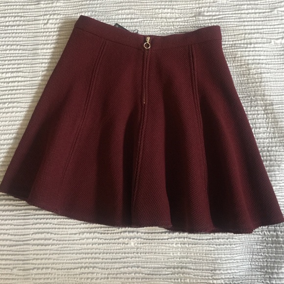 Burgundy 100%polyester flowy mini skirt - Picture 3 of 4