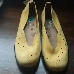 *PRICE REDUCTION* Gold colored flats 12M