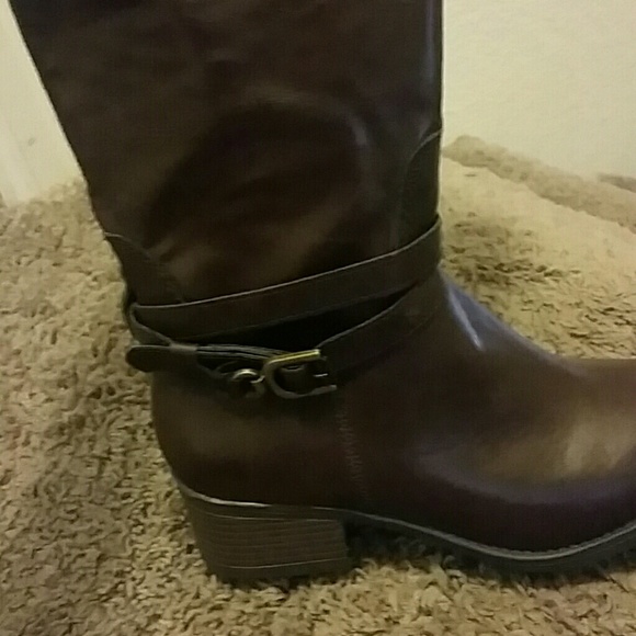 Brown boots - Picture 2 of 3