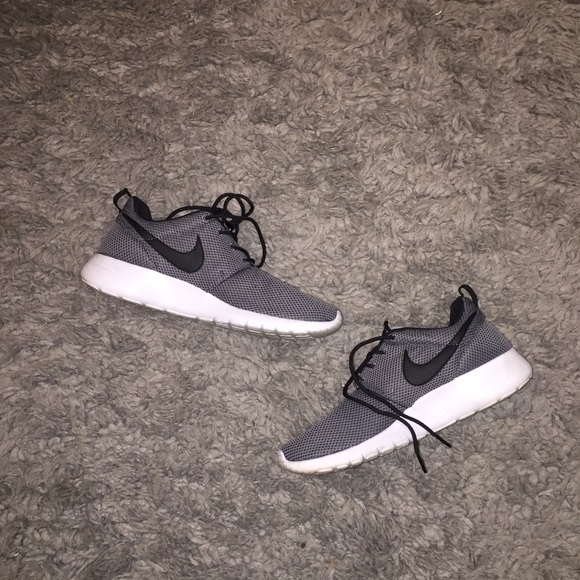 Nike Shoes - Nike Roshe'