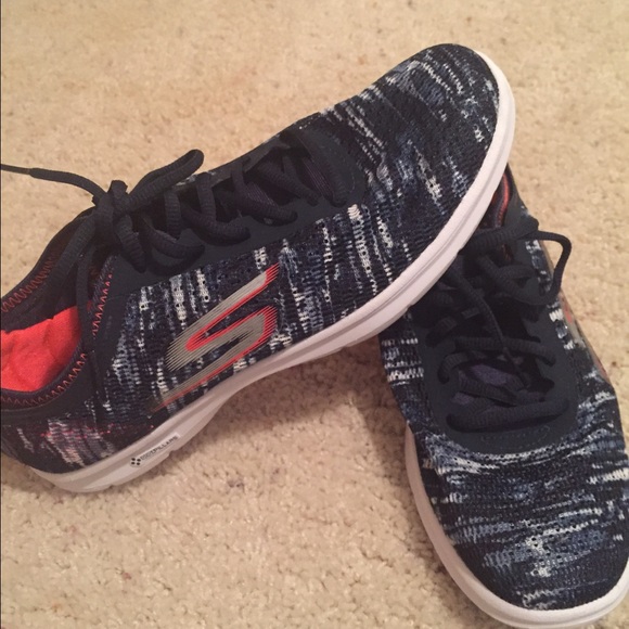 Super comfortable, Navy and bright orange tennis.