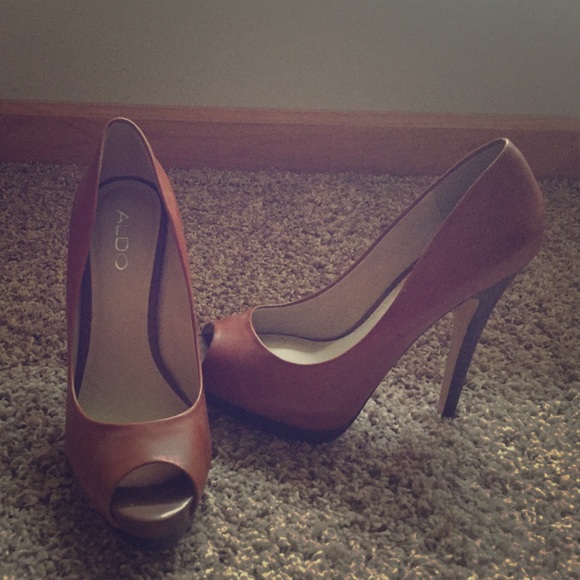 Beautiful brown leather Aldo heals.