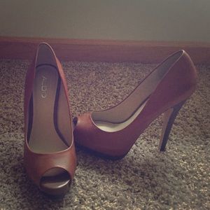 Beautiful brown leather Aldo heals.