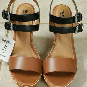 NEW! BLACK AND COGNAC WEDGES