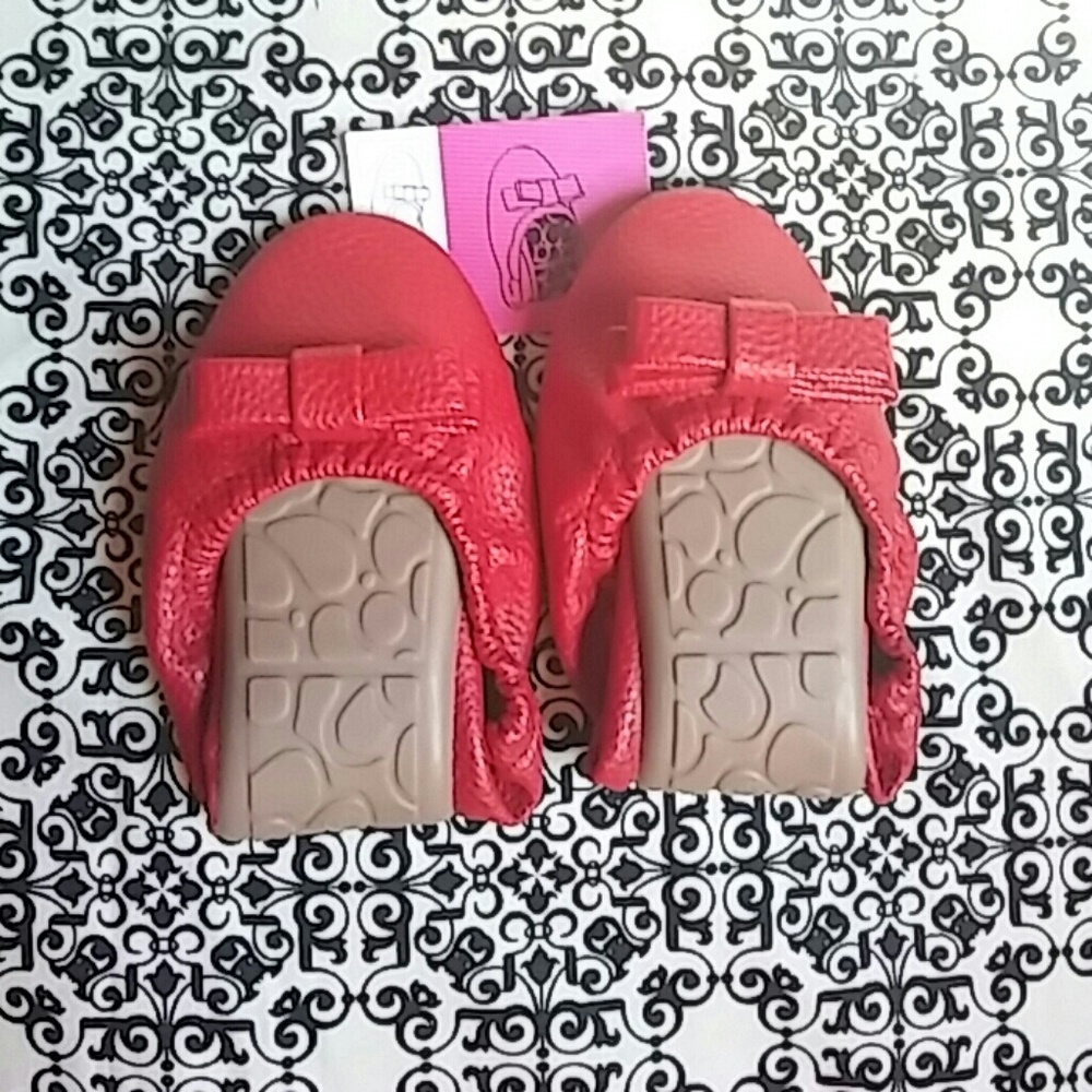 🌻 NEW* Cute red shoes