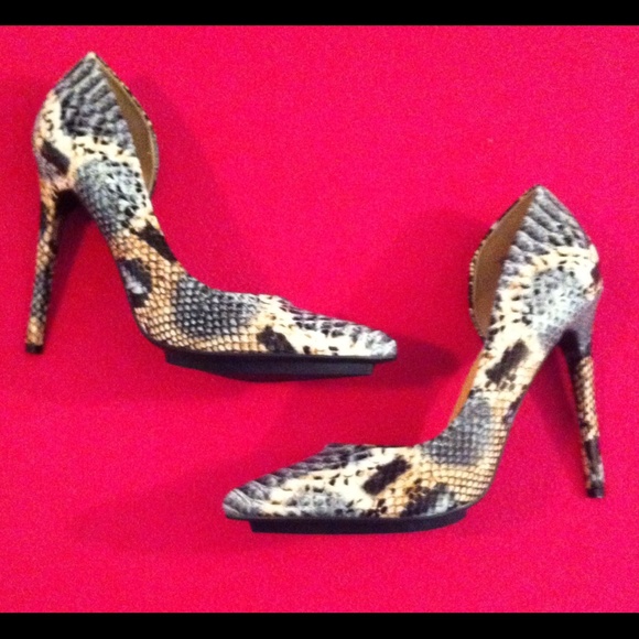 SOLD!! Women's Faux Snakeskin Stilettos - Picture 2 of 4