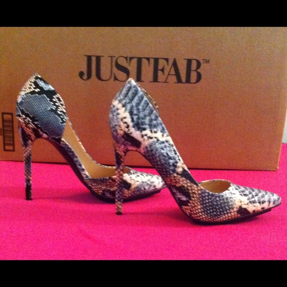 SOLD!! Women's Faux Snakeskin Stilettos - Picture 3 of 4