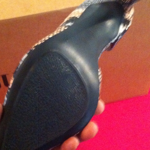 SOLD!! Women's Faux Snakeskin Stilettos - Picture 4 of 4