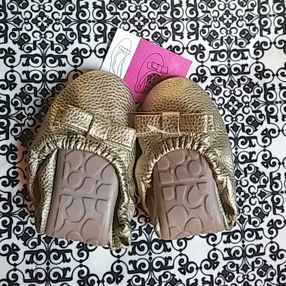 🌻 NEW* Cute gold shoes