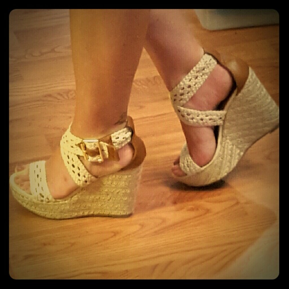 Nude crochet wedges