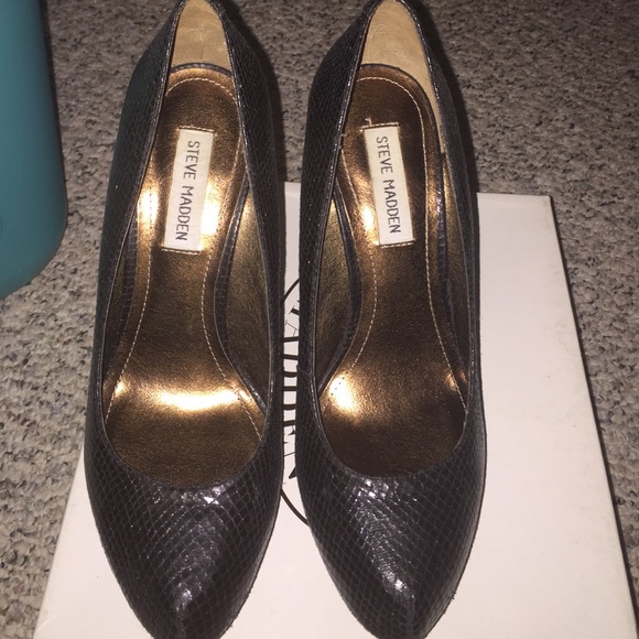 Steve Madden snake skin pumps - Picture 2 of 3