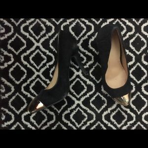 Black pumps with gold toe