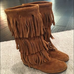 Minnetonka 3-layer fringe boots in brown suede