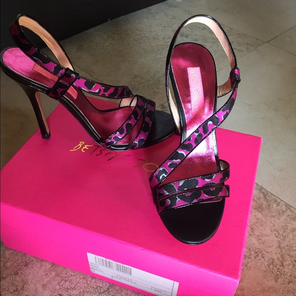Never been worn Betsey Johnson pink & black pumps