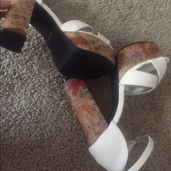 Cute Floral strapped white heels 🌺🌸💐🌻🌷 - Picture 2 of 4