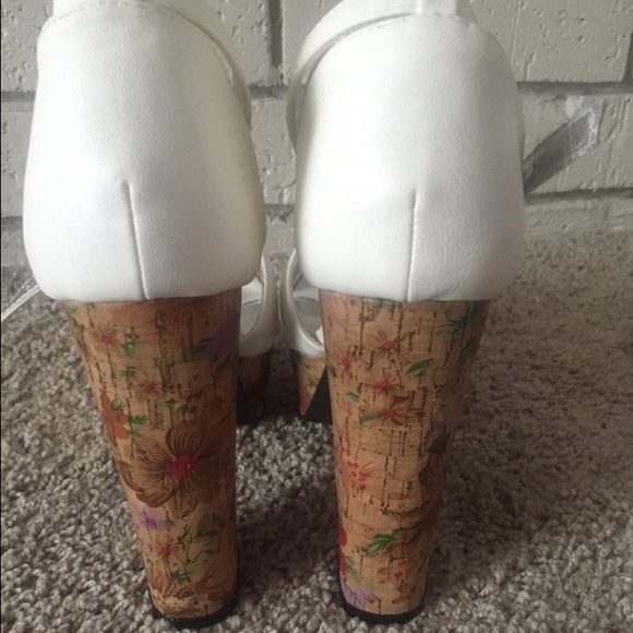 Cute Floral strapped white heels 🌺🌸💐🌻🌷 - Picture 3 of 4